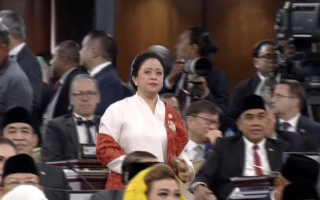 Puan Maharani tiba di acara pelantikan anggota DPR dan DPD Periode 2024-2029 di Kompleks Parlemen Senayan, Selasa (1/10/2024). Foto: Youtube/kumparan