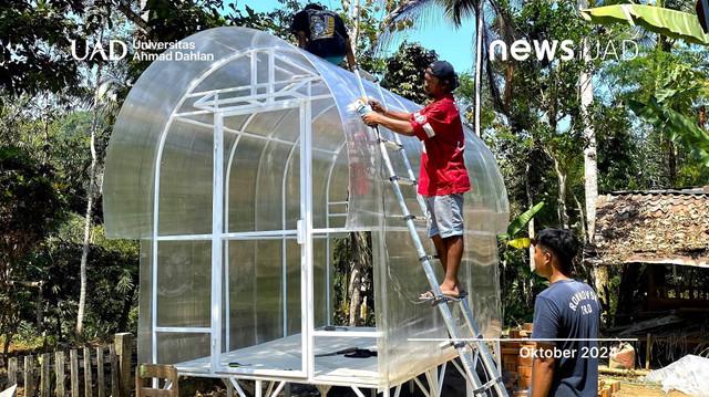 Pembuatan solar dome dryer di Padukuhan Ngentak oleh tim PPK Ormawa Himafi Universitas Ahmad Dahlan (UAD) (Dok. Istimewa)