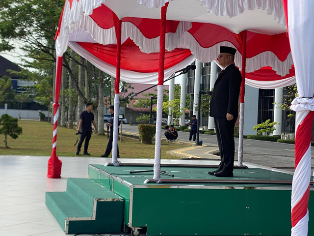 Pj Gubernur Kalbar, Harisson saat memimpin upacara memperingati Hari Kesaktian Pancasila. Foto: Yulia Ramadhiyanti/Hi!Pontianak