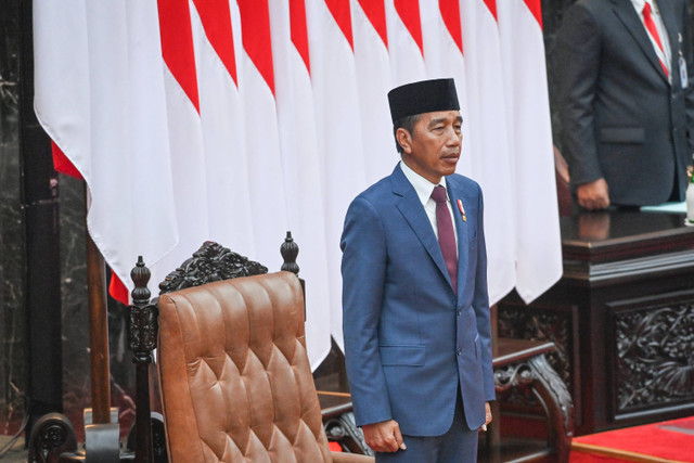 Presiden Joko Widodo berdiri menyanyikan lagu kebangsaan Indonesia Raya saat pelantikan anggota DPR, DPD, dan MPR masa bakti 2024-2029 di Gedung Nusantara, Kompleks Parlemen, Senayan, Jakarta, Selasa (1/10/2024). Foto: Dhemas Reviyanto/ANTARA FOTO