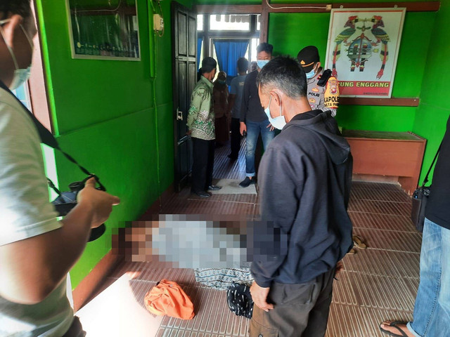 Petugas Polsek Delta Pawan saat melakukan pemeriksaan di TKP tempat ditemukannya jenazah korban. Foto: Dok. Polres Ketapang