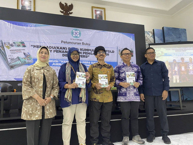 Peluncuran buku Mengadu(kan) Pers: Kumpulan Untold Story Penanganan Pengaduan di Dewan Pers oleh ketua Dewan Pers, Ninik Rahayu dan ketua Komisi Pengaduan dan Penegakan Etika Pers, Yadi Hendriana di gedung Dewan Pers, Jakarta pada Selasa (1/10/2024). Foto: Abid Raihan/kumparan