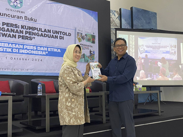 Peluncuran buku Mengadu(kan) Pers: Kumpulan Untold Story Penanganan Pengaduan di Dewan Pers oleh ketua Dewan Pers, Ninik Rahayu dan ketua Komisi Pengaduan dan Penegakan Etika Pers, Yadi Hendriana di gedung Dewan Pers, Jakarta pada Selasa (1/10/2024). Foto: Abid Raihan/kumparan