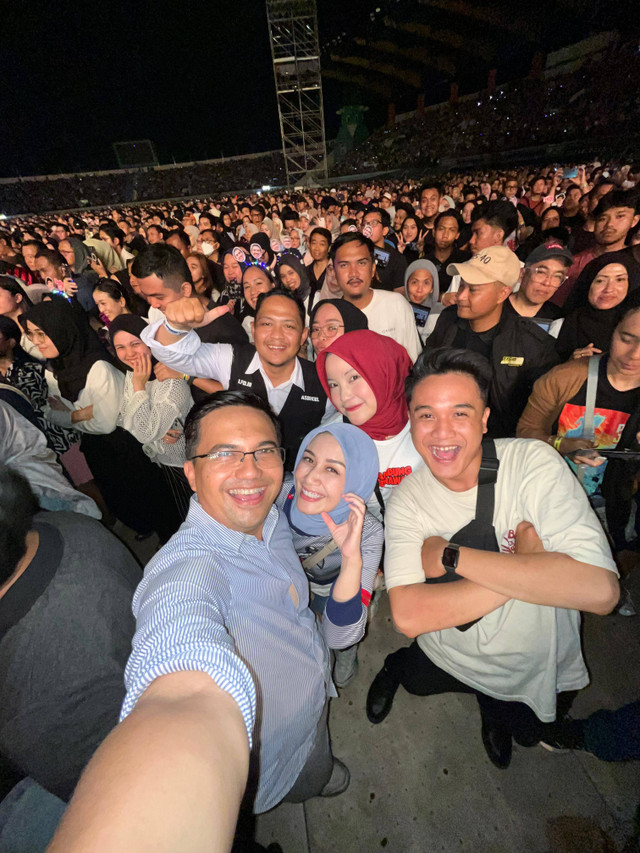 Calon Bupati Bandung, Sahrul Gunawan, saat nonton konser Sheila on 7. (Foto: Istimewa)