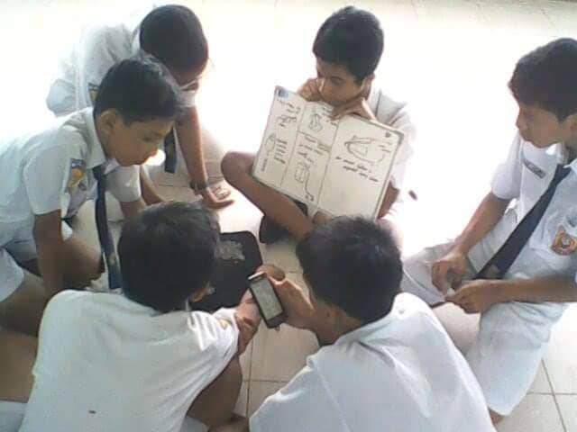 Siswa KIR sedang diskusi rancangan karya bidang teknologi dan rekayasa. Sumber foto : Koleksi Pribadi Sri Gilang Muhammad Sultan Rahma Putra