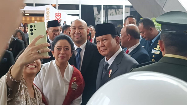 Ketua DPR periode 2019-2024 Puan Maharani berfoto dengan presiden terpilih Prabowo Subianto, dan anaknya Didit Hediprasetyo usai pelantikan anggota parlemen 2024-2029, di Kompleks Parlemen, Senayan, Jakarta, Selasa (1/10/2024). Foto: Thomas Bosco/kumparan