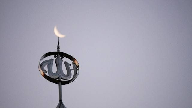 Ilustrasi mengapa dilarang memikirkan Dzat Allah Swt. dalam berpikir kritis. Foto: Unsplash/Masjid Pogung Raya