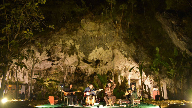 Panggung pertunjukan Festival Bedhidhing 2024 dengan latar belakang Song Luwang. Sabtu (28/09/2024). Foto: Kinan