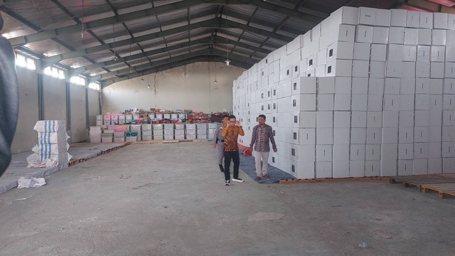 Suasana Gudang Logistik KPU Kabupaten Bojonegoro. Selasa (01/10/2024). (Aset: Imam Nurcahyo/BeritaBojonegoro)