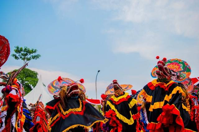 Ilustrasi jelaskan pengertian budaya Nusantara. Foto: Unsplash/Adrian Hartanto