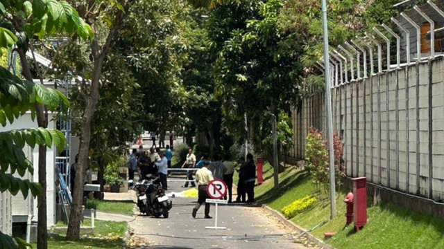 Seorang mahasiswa Universitas Kristen Petra Surabaya ditemukan tewas di kampusnya di wilayah Siwalankerto, Surabaya. Korban tergeletak di tengah jalan di kampus tersebut. Foto: Dok. Mili.id