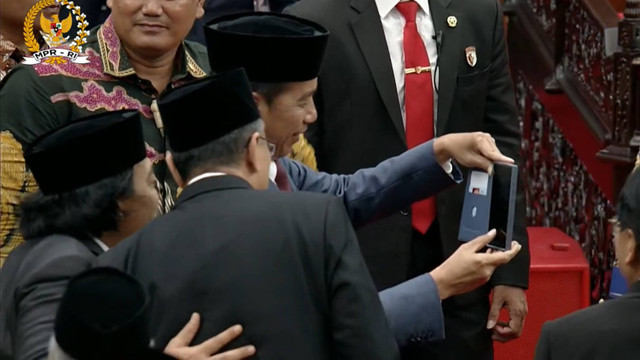 Presiden Joko Widodo berswafoto dengan anggota DPD terpilih Alfiansyah alias Komeng usai menghadiri pelantikan anggota Parlemen masa bakti 2024-2029 di Gedung Nusantara, Kompleks Parlemen Senayan, Jakarta, Selasa (1/10/2024). Foto: Youtube/MPR RI