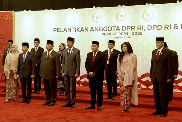 Presiden Jokowi bersama Prabowo Subianto tiba di acara pelantikan anggota DPR dan DPD Periode 2024-2029 di Kompleks Parlemen Senayan, Selasa (1/10/2024). Foto: Dok. Istimewa