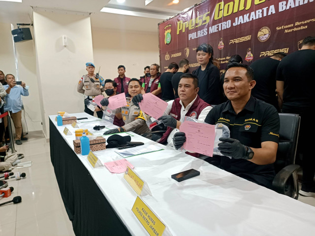 Rilis kasus narkotika yang menjerat Andrew Andika, Polres Jakarta Barat, Selasa (1/10/2024). Foto: Giovanni/kumparan