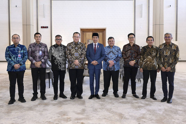 Pansel Capim dan Dewas KPK berfoto bersama usai menyerahkan nama-nama ke Presiden Jokowi di Lanud Halim Perdanakusumah, Jakarta Timur, Selasa (1/10/2024). Foto: Dok. Setpres RI