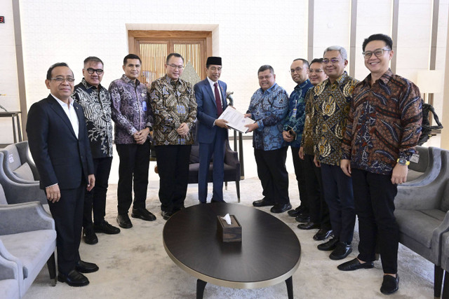 Pansel Capim dan Dewas KPK menyerahkan nama-nama ke Presiden Jokowi di Lanud Halim Perdanakusumah, Jakarta Timur, Selasa (1/10/2024). Foto: Dok. Setpres RI