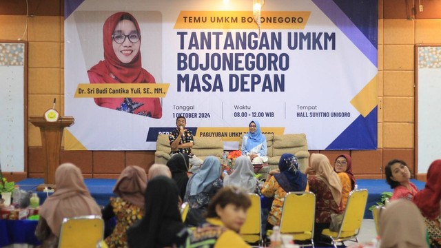 Dr Sri Budi Cantika Yuli SE MM, saat hadiri focus group discussion (FGD) bersama komunitas UMKM Bojonegoro di Hall Suyitno Universitas Bojonegoro (Unigoro), Selasa (01/10/2024) (Aset: Istimewa)