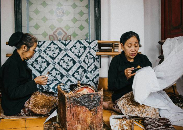 Ilustrasi Sejarah Hari Batik Nasional, Unsplash/Camille Bismonte