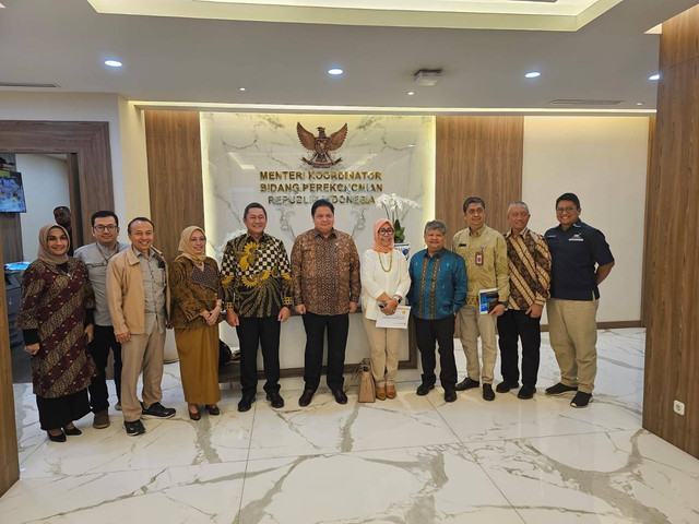 Menteri Koordinator Bidang Perekonomian Airlangga Hartarto usai menggelar rapat bersama delegasi Joint Task Force dalam rangka implementasi European Union Deforestation Regulation (EUDR). Foto: BPDPKS-Surveyor Indonesia.