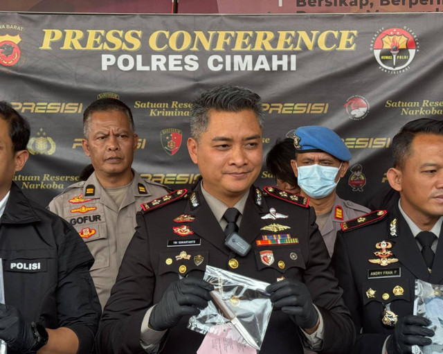 Kapolres Cimahi, AKBP Tri Suhartanto menunjukan barang bukti insiden bentrok antar geng di Kabupaten Bandung Barat (KBB) yang sebabkan satu orang tewas. Foto: Dok. Polres Cimahi 