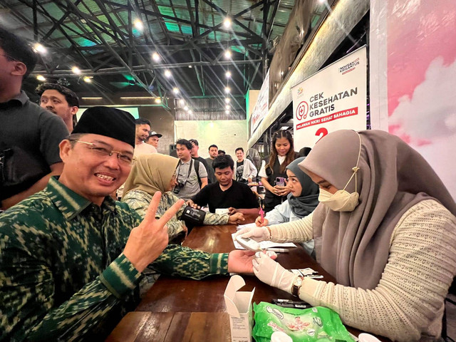 Ria Norsan bersama pasangan saat melakukan pengecekan kesehatan pada event Ekpresi Semangat Baru di Weng Cafe bebrapa waktu lalu. Foto: Dok. Istimewa