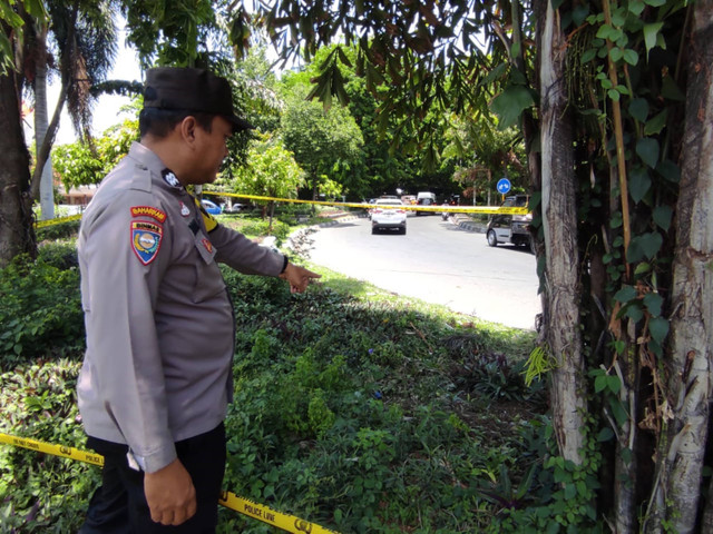 Lokasi penemuan granat, di taman depan Gereja Kristus Raja Surabaya, Selasa (1/10/2024).  Foto: Dok. Polsek Tambaksari