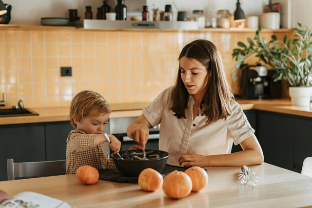 Foto oleh olia danilevich dari Pexels: https://www.pexels.com/id-id/foto/wanita-perempuan-kaum-wanita-sendok-5471928/