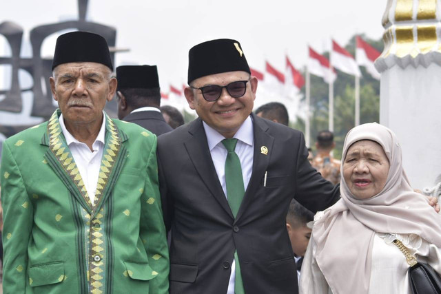 Jaelani (tengah) bersama kedua orang tuanya usai pelantikan Anggota DPR RI. Foto: Dok. Istimewa.