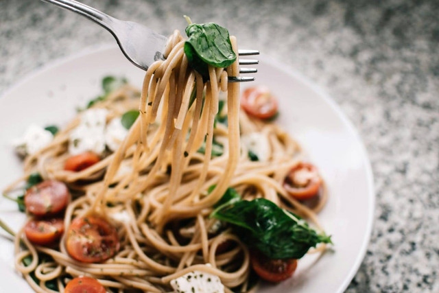 Ilustrasi gambar spaghetti (Sumber: https://www.pexels.com/id-id/foto/fotografi-fokus-selektif-pasta-dengan-tomat-dan-basil-1279330/)