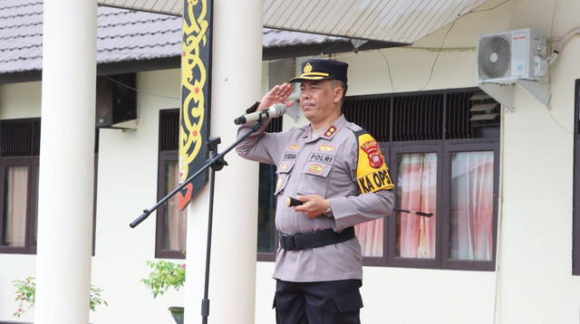 Kapolres Sekadau, AKBP I Nyoman Sudama, saat memimpin upacara peringatan Hari Kesaktian Pancasila. Foto: Dok. Polres Sekadau