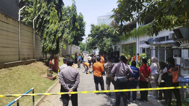 Mahasiswa Universitas Kristen Petra Surabaya berinisial R (23) ditemukan tewas tergeletak di jalan kampusnya di wilayah Siwalankerto, Surabaya, Selasa (1/10/2024). Foto:  Farusma Okta Verdian/kumparan