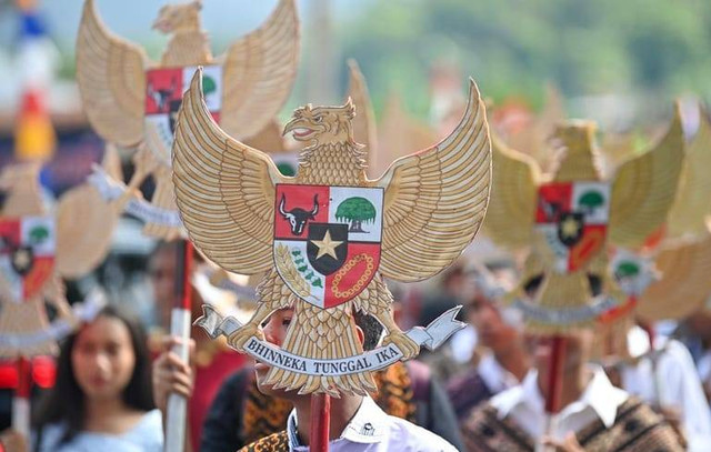 Burung Garuda Pancasila dengan tameng seluruh sila Pancasila, gambar rantai adalah simbol dari sila kedua. sumber foto: https://images.app.goo.gl/52GEdhWdFkBXLpru7