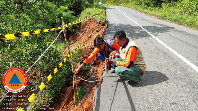 Tim BPBD Kabupaten Sekadau mengecek kondisi Jalan Provinsi yang longsor. Foto: Dok. BPBD Kabupaten Sekadau