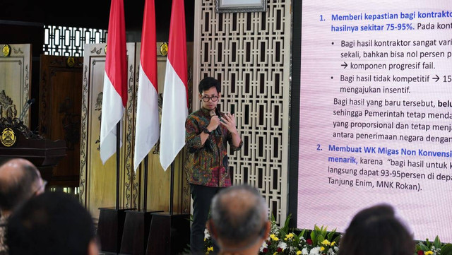 Direktur Pembinaan Hulu Minyak dan Gas Bumi Ariana Soemanto memberikan sosialisasi aturan gross split baru di Kementerian ESDM, Jakarta, Selasa (1/10/2024). Foto: Kementerian ESDM