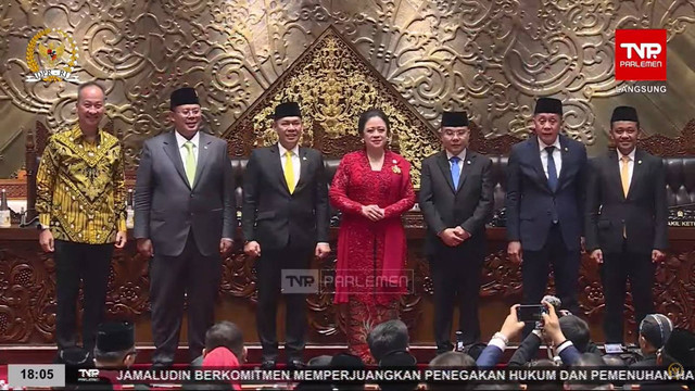 Ketua Ketua DPR RI periode 2024-2029 Puan Maharani bersama Wakil Ketua DPR RI periode 2024-2029 foto bersama usai pelantikan di Kompleks Parlemen, Senayan, Jakarta, Selasa (1/10/2024). Foto: YouTube/ DPR RI