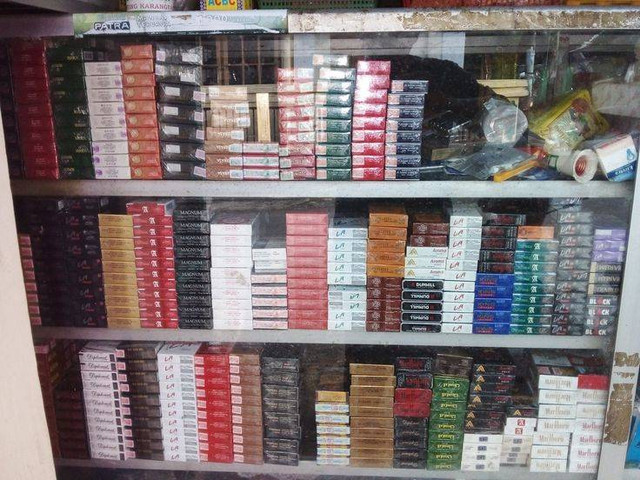 Kemasan berbagai produk rokok di etalase toko, Selasa (01/10). Foto: Istimewa