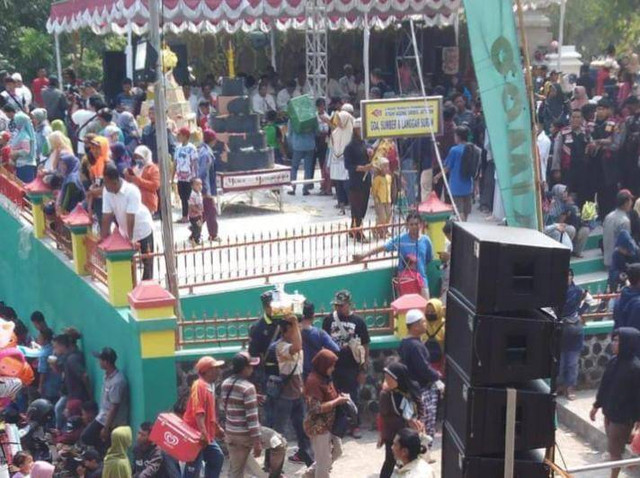 Sumber : Elsyabila Fathia Reksadana, Acara Sebar Apem "Yaqowiyu" di Jatinom