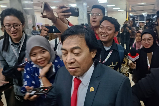 Anggota DPD Jabar Komeng Alfiansyah saat dijumpai jelang rapat paripurna pemilihan paket ketua di DPD RI, Jakpus, Selasa (1/10/2024). Foto: Thomas Bosco/kumparan