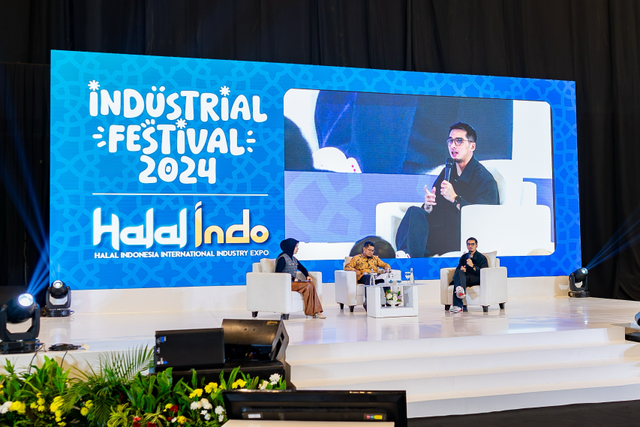 Kepala Pusat Optimalisasi Pemanfaatan Teknologi Industri dan Kebijakan Jasa Industri (OPTIKJI) Bambang Riznanto (tengah) pada talkshow Industrial Festival 2024 hari ketiga di Tangerang pada Sabtu (28/9/2024). Foto: Dok. Kemenperin