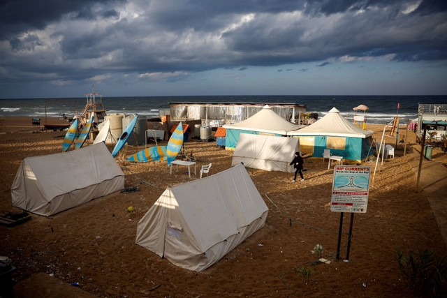 Tenda darurat yang didirikan warga Lebanon yang mengungsi di sebuah pantai di Beirut, Lebanon, Selasa (1/10/2024). Foto: Louisa Gouliamaki/REUTERS