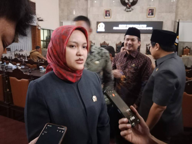 Calon Ketua DPRD Kabupaten Cirebon, Sophi Zulfia, saat memberikan keterangan pers. Foto: Istimewa