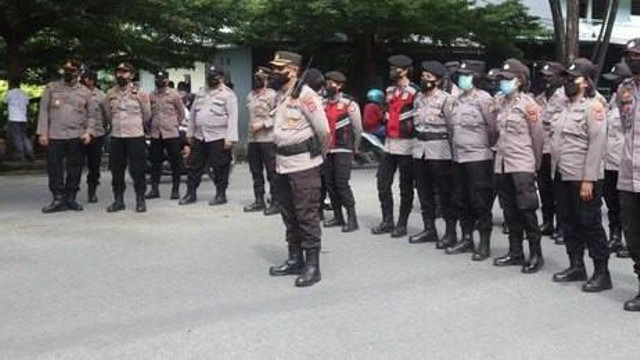 pencegahan konflik antar perguruan pencak silat. sumber: shuttershock https://www.shutterstock.com/image-photo/banyuwangi-city-jawa timur-indonesia-policemen-who-2241289369