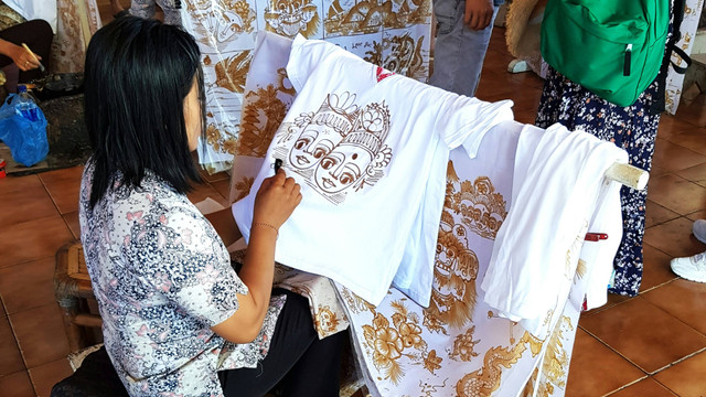 Ilustrasi Sejarah Batik di Indonesia, Foto: Unsplash/Joshua Kuswardi