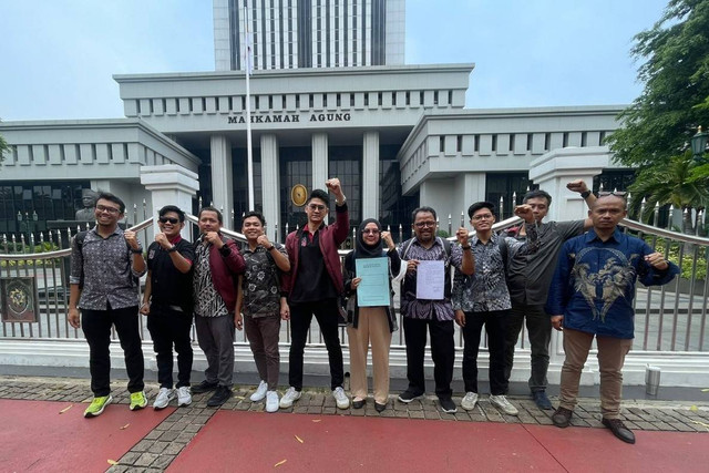 Tim Advokasi Tolak Tambang mendaftarkan permohonan uji materi Peraturan Pemerintah (PP) Nomor 25 Tahun 2024 soal izin tambang untuk ormas keagamaan ke Mahkamah Agung, Selasa, (1/10/2024). Foto: Dok. Istimewa