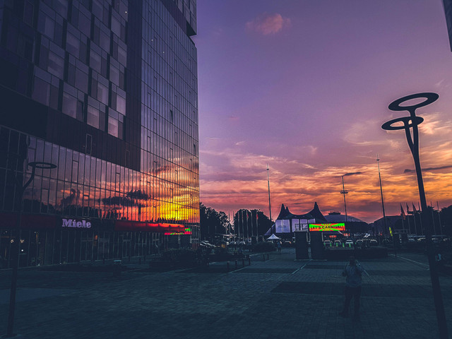 Ilustrasi Post-modernisme. foto: https://www.pexels.com/photo/person-standing-outside-high-rise-building-at-golden-hour-1404463/