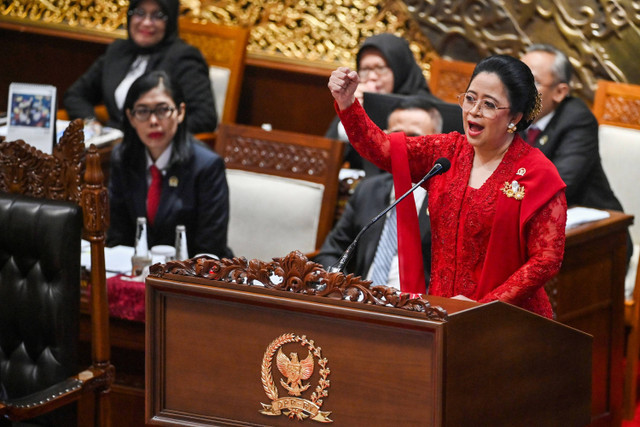 Ketua DPR Puan Maharani (kanan) menyampaikan pidato perdana usai terpilih dalam Rapat Paripurna Pemilihan Pimpinan DPR 2024-2029 di Gedung Nusantara II, Jakarta, Selasa (1/10/2024). Foto: Indrianto Eko Suwarso/ANTARA FOTO