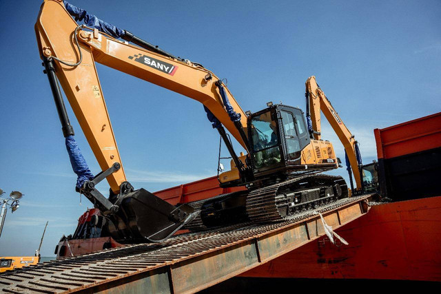 Excavator pesanan Haji Isam asal China kembali tiba di Merauke. Foto: Dok. Istimewa.