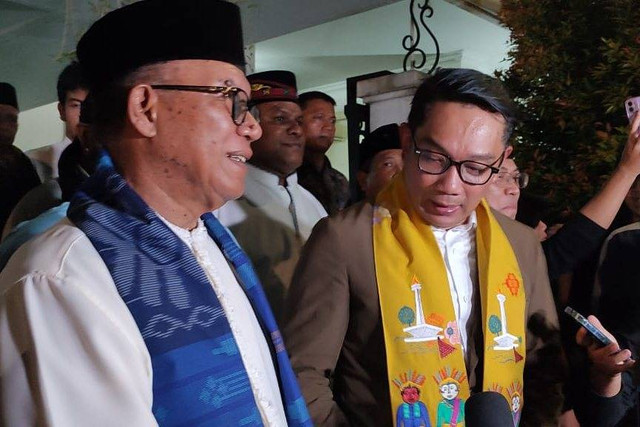 Cagub Jakarta Ridwan Kamil bertemu dengan Mantan Ketua Umum Bamus Betawi 1982, Zainuddin MH atau Haji Oding, di kawasan Lenteng Agung, Jakarta Selatan, pada Selasa (1/10/2024). Foto: Rachmadi Rasyad/kumparan