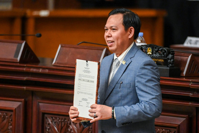 Bakal calon Ketua DPD 2024-2029 Sultan Najamudin membawa berkas form rekomendasi dukungan saat sidang pemilihan pimpinan DPD masa jabatan 2024-2029 di Ruang Paripurna Nusantara V, Kompleks Parlemen, Jakarta, Selasa (1/10/2024). Foto: Aditya Pradana Putra/ANTARA FOTO