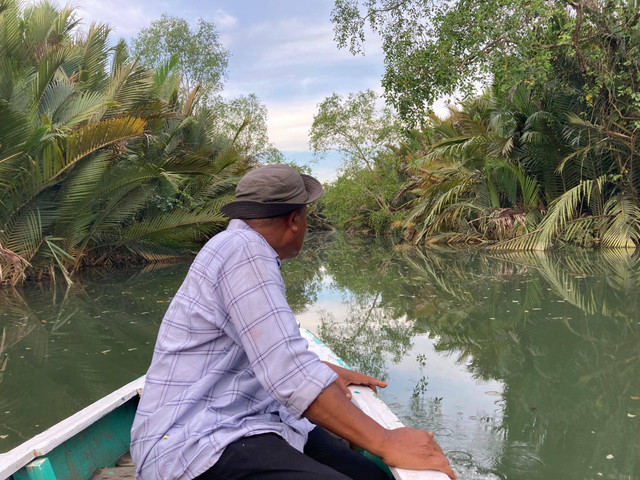 Aidil Amin (49), Ketua Pokdarwis (Kelompok Sadar Wisata) Sungai Hitam Lestari, Kalimantan Timur, Selasa (1/10/2024). Foto: Alya Zahra/Kumparan